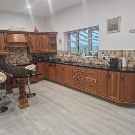 بيت للعطل Cosy Two Bedroom Countryside House روسكومون